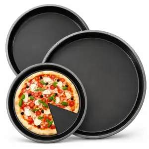 Drei runde schwarze Pizzableche verschiedener Größe, auf einem liegt eine Pizza