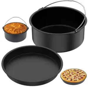 Schwarze runde Backform mit Bügel und daneben eine flache Pizzaform mit Gebäck