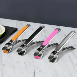 Vier Topfgreifer mit Griffen in Orange, Pink, Schwarz und Silber auf hellem Marmor