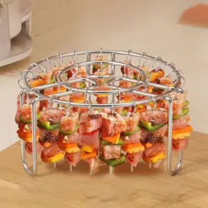 Gitterhalter mit aufgehängten Spießen aus Fleisch und Gemüse auf einem Holztisch
