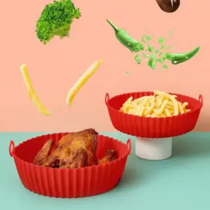 Rote runde Silikon-Einlage mit Griffen, gefüllt mit Pommes und Hähnchen