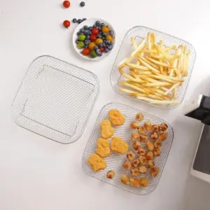 Drei quadratische Gitterroste, auf einem liegen Pommes
