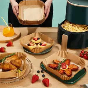 Hand hält eine quadratische beige Einlage mit Pizzastücken über einem Airfryer