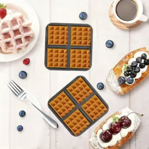 03-29 Zwei schwarze Waffelformen mit vier Feldern, darin goldbraune Waffeln mit Beeren