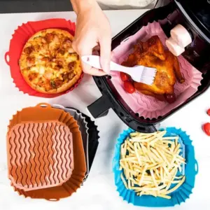 Mehrere eckige Silikoneinlagen in verschiedenen Farben mit Pizza, Hähnchen und Pommes